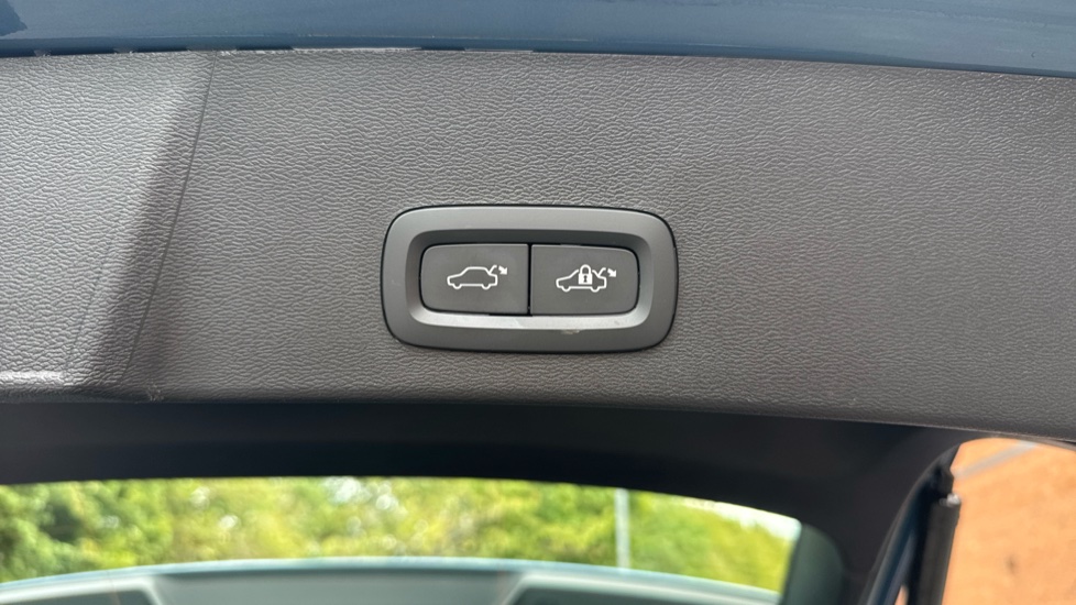 Volvo XC40 2.0 B3P Plus Dark 5dr Auto Petrol Estate - Image 16