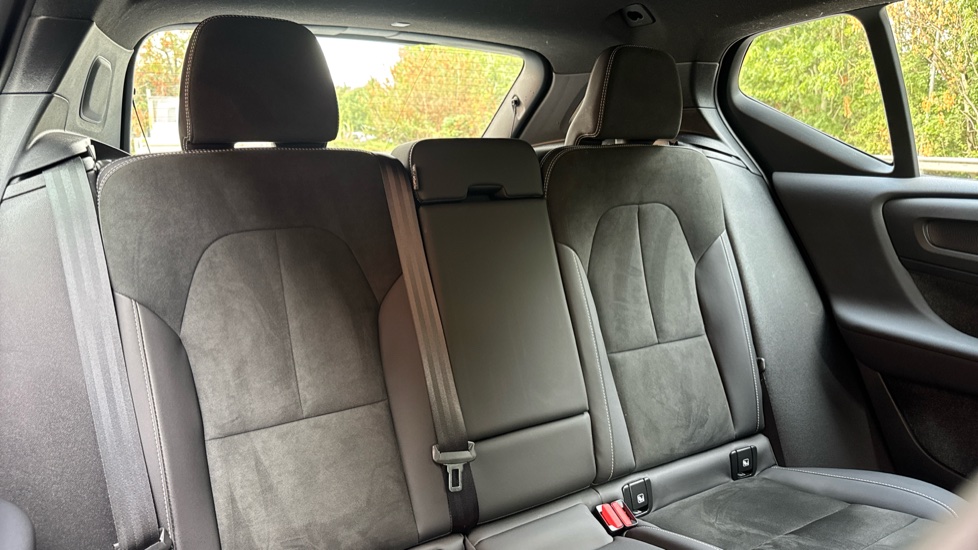Volvo XC40 2.0 B3P Plus Dark 5dr Auto Petrol Estate - Image 28
