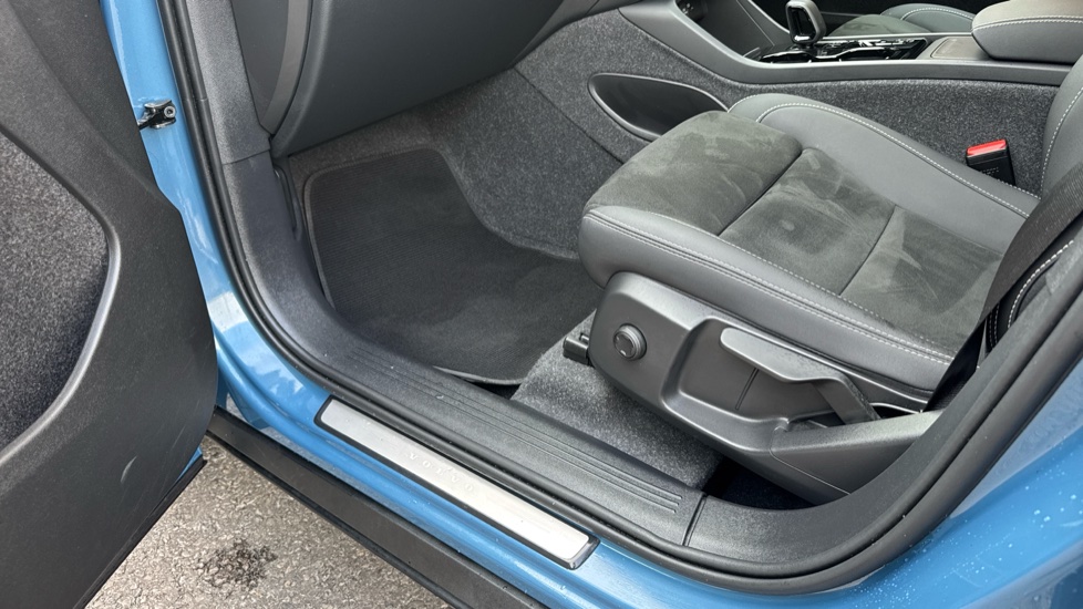 Volvo XC40 2.0 B3P Plus Dark 5dr Auto Petrol Estate - Image 29