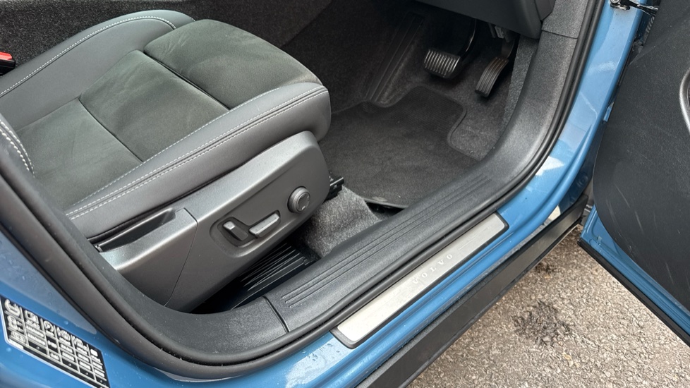 Volvo XC40 2.0 B3P Plus Dark 5dr Auto Petrol Estate - Image 30