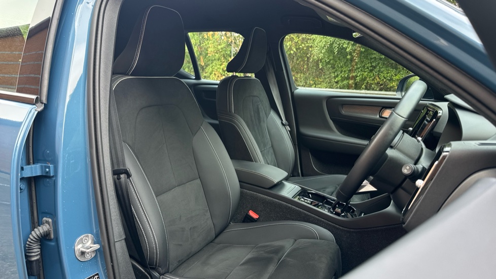 Volvo XC40 2.0 B3P Plus Dark 5dr Auto Petrol Estate - Image 32