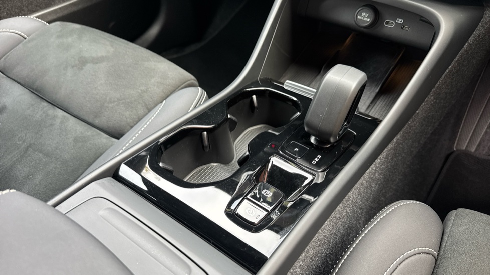 Volvo XC40 2.0 B3P Plus Dark 5dr Auto Petrol Estate - Image 45