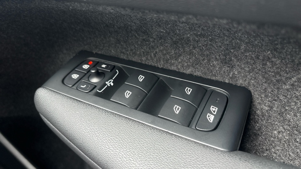 Volvo XC40 2.0 B3P Plus Black Edition 5dr Auto Petrol Estate - Image 23