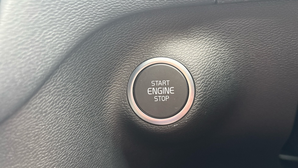 Volvo XC40 2.0 B3P Plus Black Edition 5dr Auto Petrol Estate - Image 25