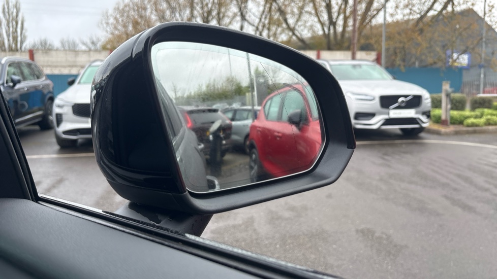 Volvo XC40 2.0 B3P Plus Black Edition 5dr Auto Petrol Estate - Image 29