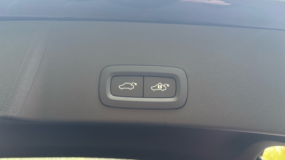 Volvo XC40 2.0 B3P Plus Black Edition 5dr Auto Petrol Estate - Image 32