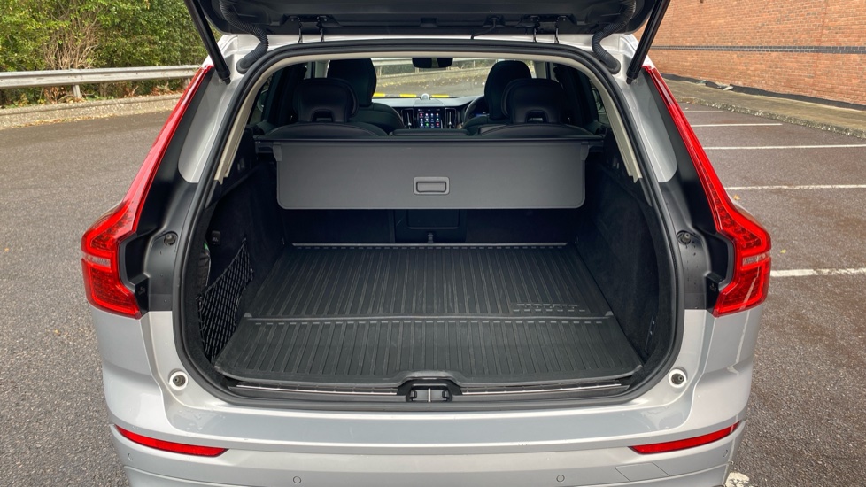 Volvo XC60 2.0 T8 [455] RC PHEV Ultimate Dark 5dr AWD Gtron Estate - Image 13