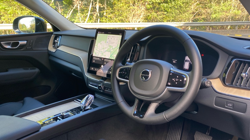 Volvo XC60 2.0 B5P Plus Dark 5dr AWD Geartronic Petrol Estate - Image 4