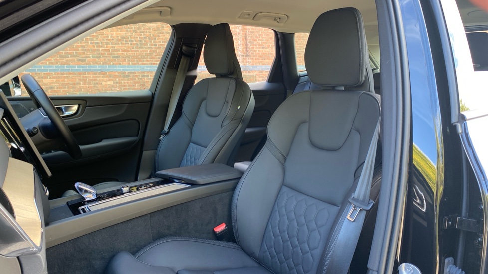 Volvo XC60 2.0 B5P Plus Dark 5dr AWD Geartronic Petrol Estate - Image 30