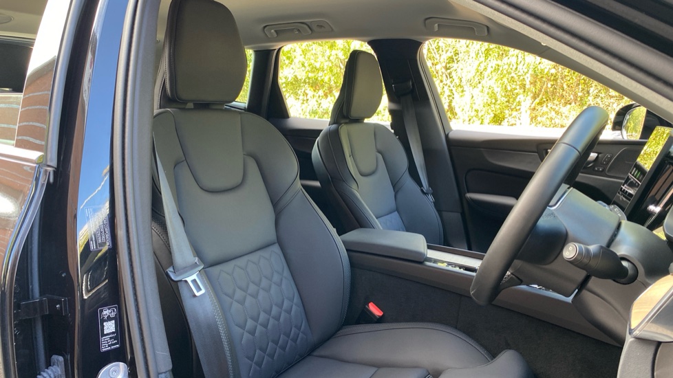 Volvo XC60 2.0 B5P Plus Dark 5dr AWD Geartronic Petrol Estate - Image 33