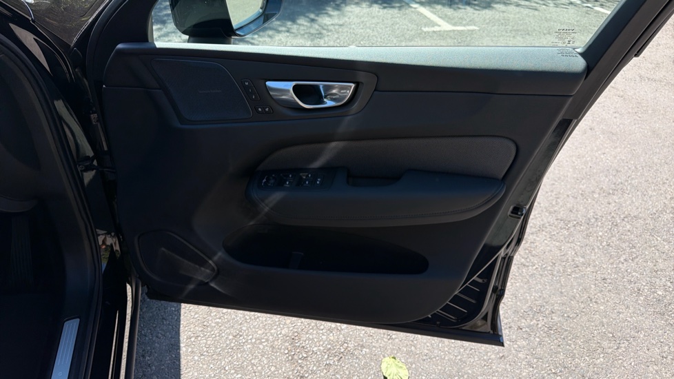 Volvo XC60 2.0 T6 [350] PHEV Plus Black Ed 5dr AWD Geartronic Estate - Image 28