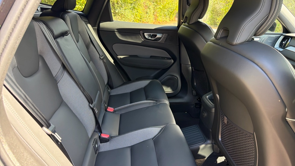 Volvo XC60 2.0 T6 [350] PHEV Plus Black Ed 5dr AWD Geartronic Estate - Image 32
