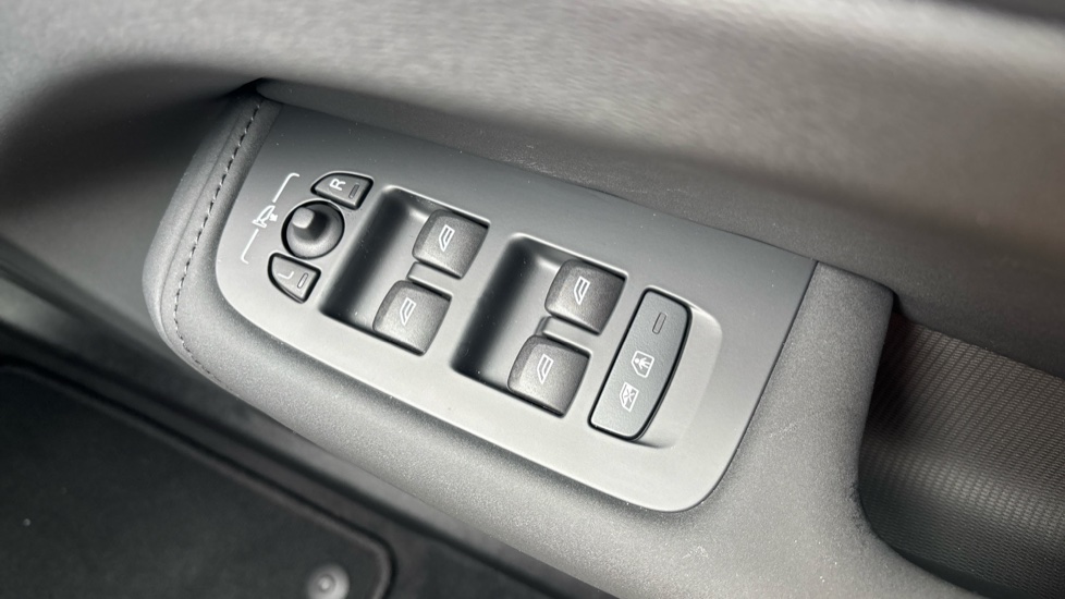 Volvo XC60 2.0 T8 [455] PHEV Ultra Dark 5dr AWD Geartronic Estate - Image 23