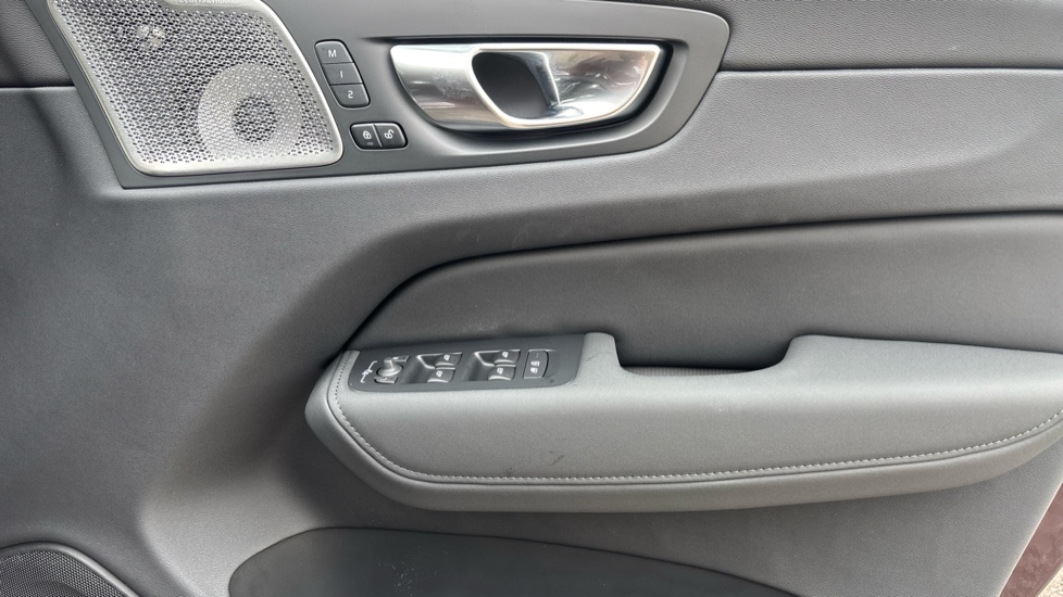 Volvo XC60 2.0 T8 [455] PHEV Ultra Dark 5dr AWD Geartronic Estate - Image 28