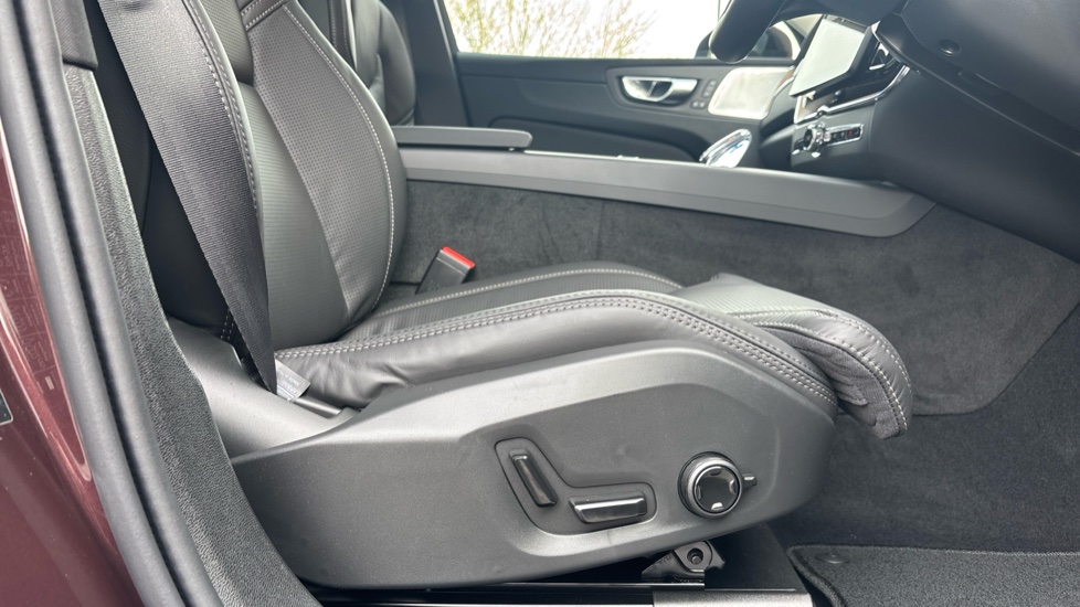 Volvo XC60 2.0 T8 [455] PHEV Ultra Dark 5dr AWD Geartronic Estate - Image 29