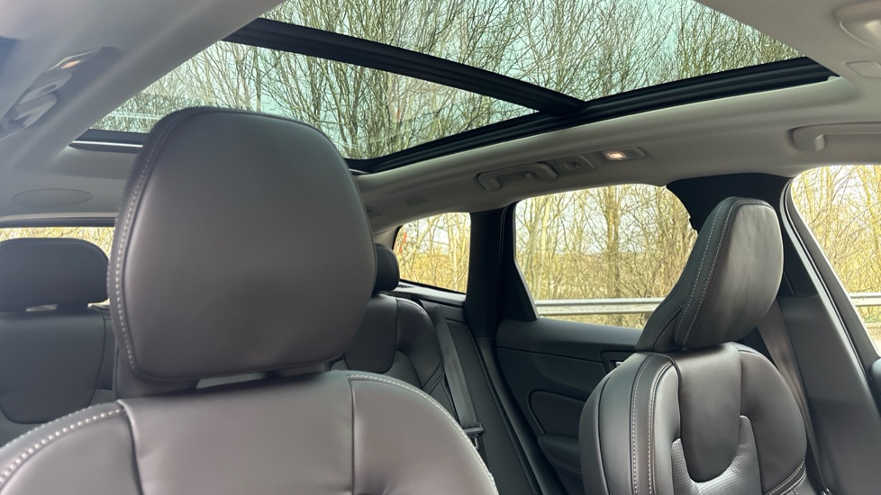 Volvo XC60 2.0 T8 [455] PHEV Ultra Dark 5dr AWD Geartronic Estate - Image 30