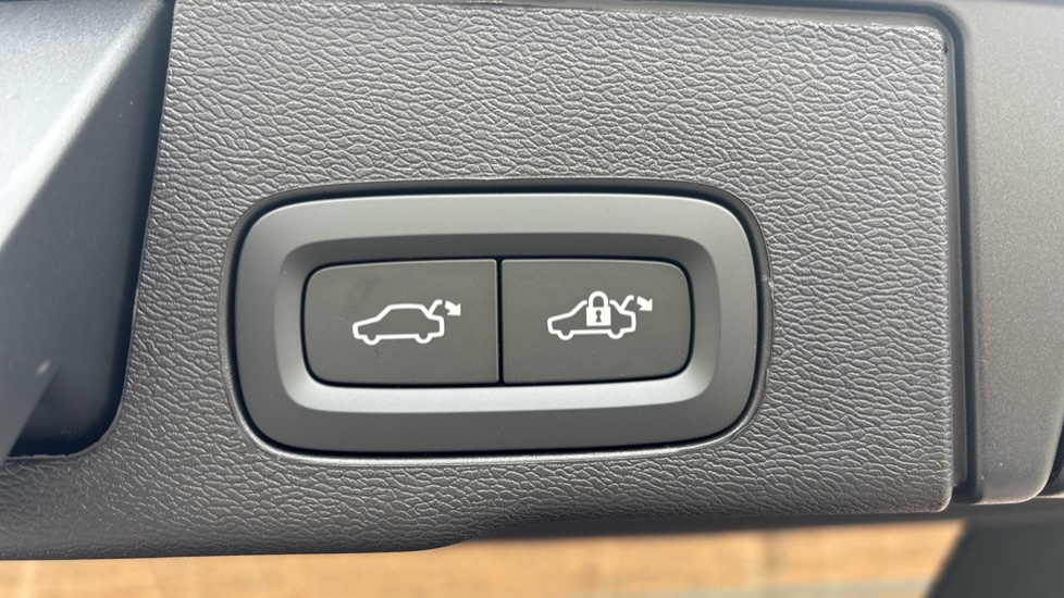 Volvo XC60 2.0 T8 [455] PHEV Ultra Dark 5dr AWD Geartronic Estate - Image 34
