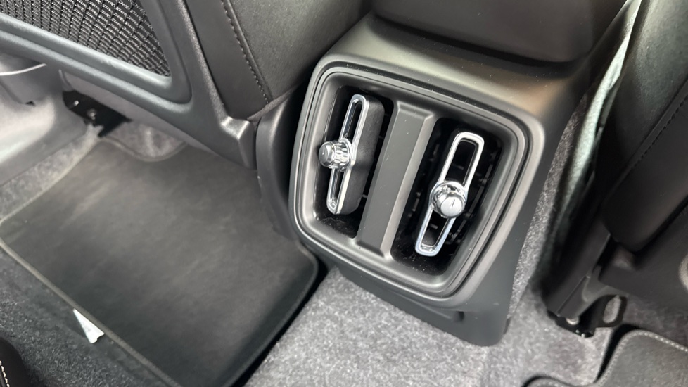 Volvo XC40 2.0 B3P Plus Black Edition 5dr Auto Petrol Estate - Image 17