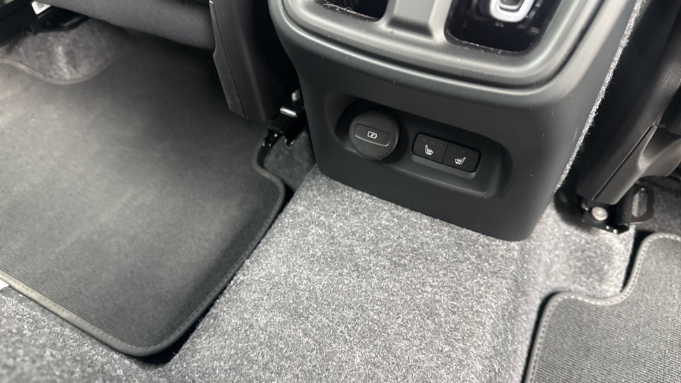 Volvo XC40 2.0 B3P Plus Black Edition 5dr Auto Petrol Estate - Image 18