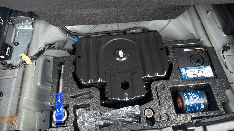 Volvo XC40 2.0 B3P Plus Black Edition 5dr Auto Petrol Estate - Image 22