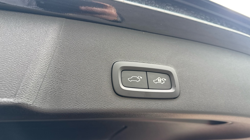 Volvo XC40 2.0 B3P Plus Black Edition 5dr Auto Petrol Estate - Image 23