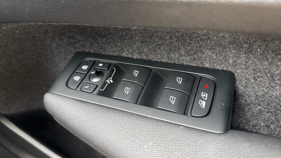 Volvo XC40 2.0 B3P Plus Black Edition 5dr Auto Petrol Estate - Image 28