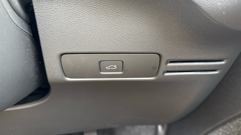 Volvo XC40 2.0 B3P Plus Black Edition 5dr Auto Petrol Estate - Image 30