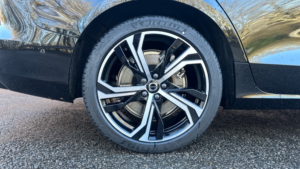 Volvo V60 2.0 T8 [455] PHEV Ultra Dark 5dr AWD Auto Estate - Image 9