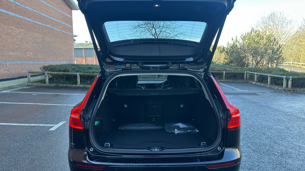 Volvo V60 2.0 T8 [455] PHEV Ultra Dark 5dr AWD Auto Estate - Image 13