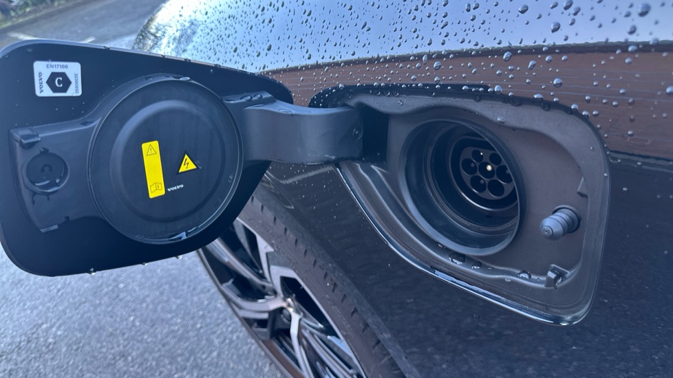 Volvo V60 2.0 T8 [455] PHEV Ultra Dark 5dr AWD Auto Estate - Image 15
