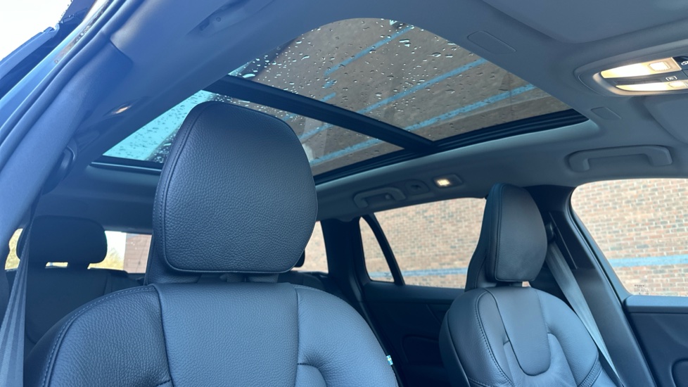 Volvo V60 2.0 T8 [455] PHEV Ultra Dark 5dr AWD Auto Estate - Image 30
