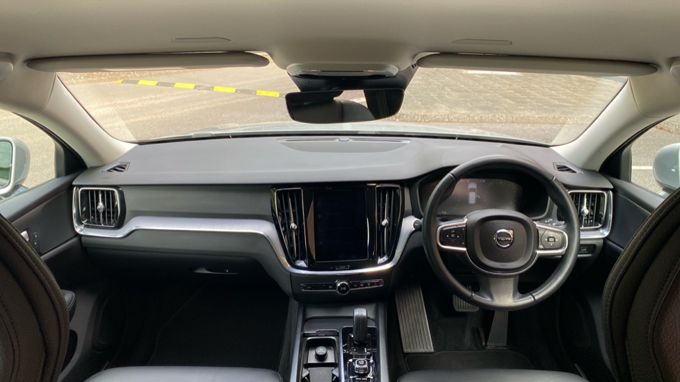 Volvo V60 2.0 B4P Momentum 5dr Auto Petrol Estate - Image 5