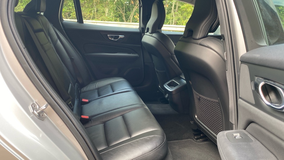 Volvo V60 2.0 B4P Momentum 5dr Auto Petrol Estate - Image 6