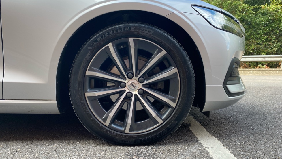 Volvo V60 2.0 B4P Momentum 5dr Auto Petrol Estate - Image 9
