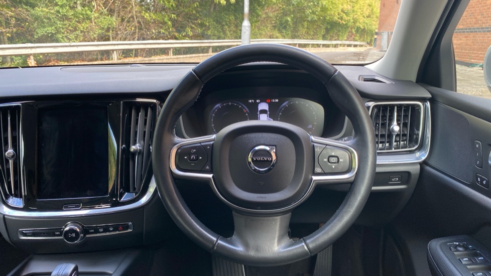 Volvo V60 2.0 B4P Momentum 5dr Auto Petrol Estate - Image 10