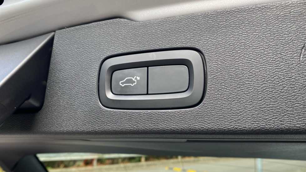 Volvo V60 2.0 B4P Momentum 5dr Auto Petrol Estate - Image 15
