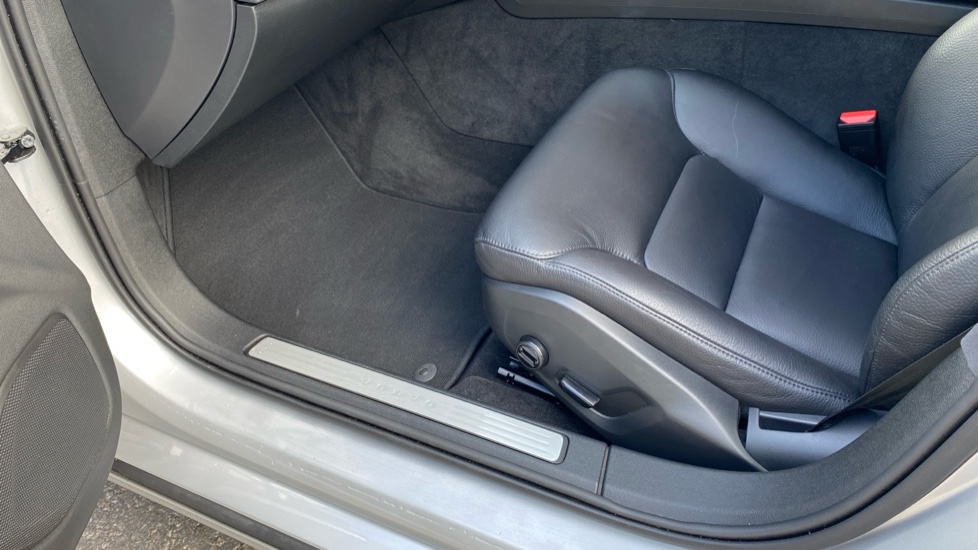 Volvo V60 2.0 B4P Momentum 5dr Auto Petrol Estate - Image 19