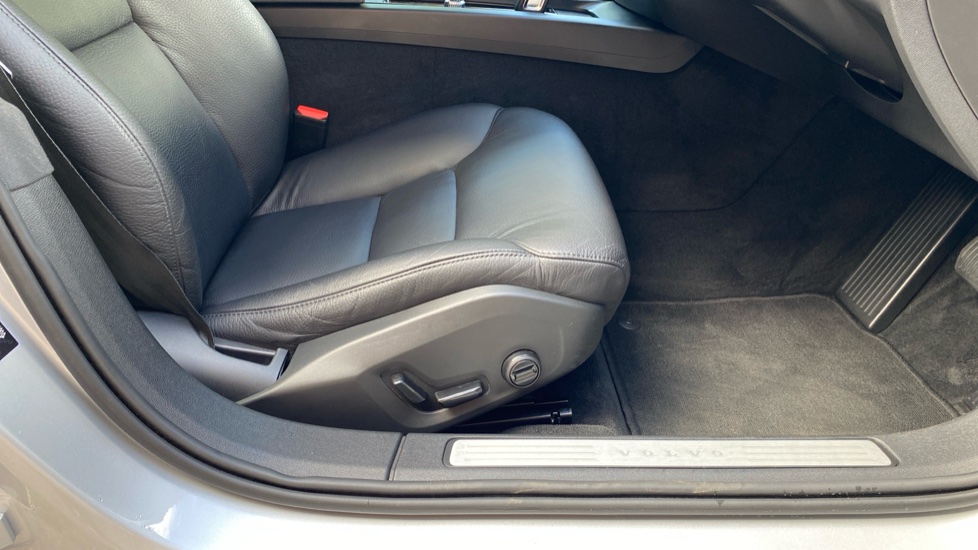 Volvo V60 2.0 B4P Momentum 5dr Auto Petrol Estate - Image 23