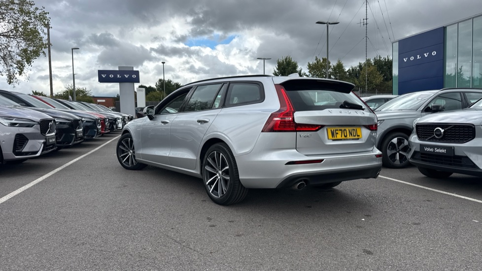 Volvo V60 2.0 B4P Momentum 5dr Auto Petrol Estate - Image 33