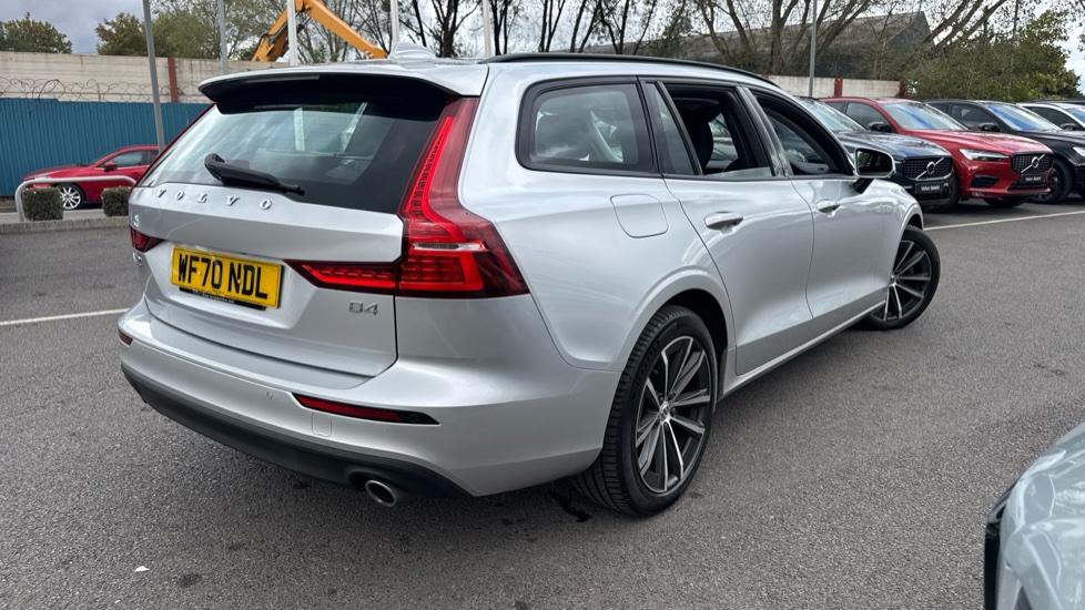 Volvo V60 2.0 B4P Momentum 5dr Auto Petrol Estate - Image 34