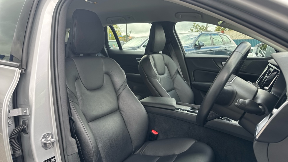 Volvo V60 2.0 B4P Momentum 5dr Auto Petrol Estate - Image 35