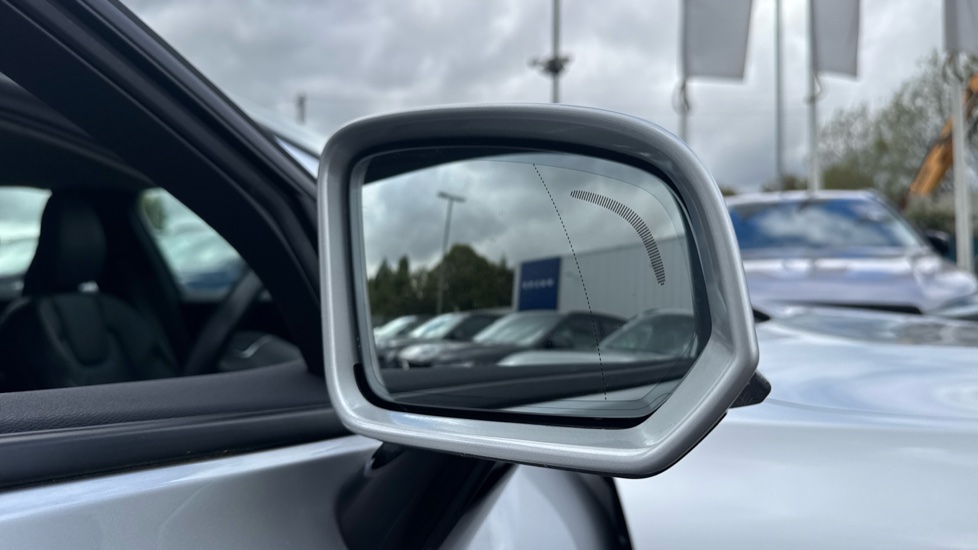 Volvo V60 2.0 B4P Momentum 5dr Auto Petrol Estate - Image 36