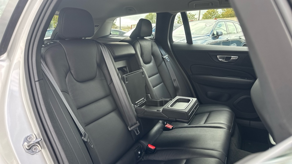 Volvo V60 2.0 B4P Momentum 5dr Auto Petrol Estate - Image 38