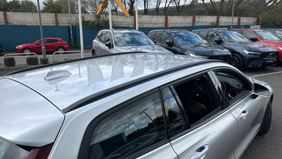 Volvo V60 2.0 B4P Momentum 5dr Auto Petrol Estate - Image 39