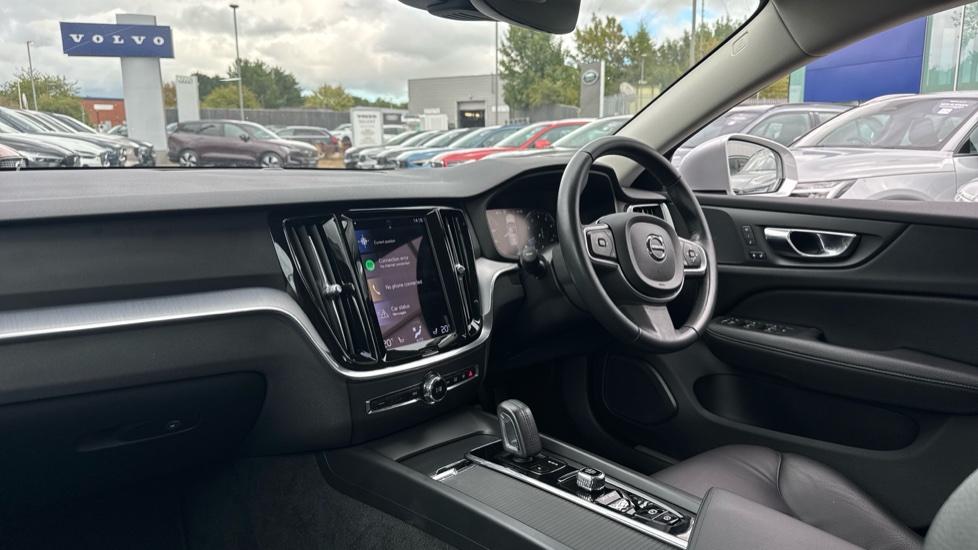 Volvo V60 2.0 B4P Momentum 5dr Auto Petrol Estate - Image 41