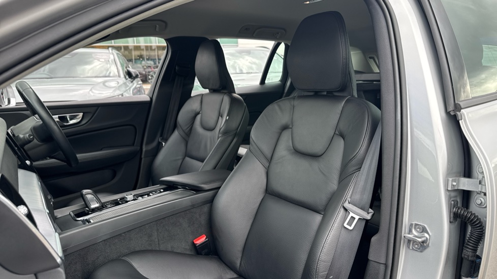 Volvo V60 2.0 B4P Momentum 5dr Auto Petrol Estate - Image 42