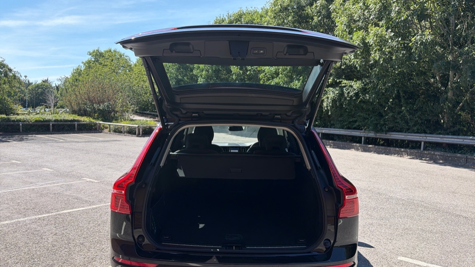 Volvo XC60 2.0 B4P Plus Dark 5dr Geartronic Petrol Estate - Image 13