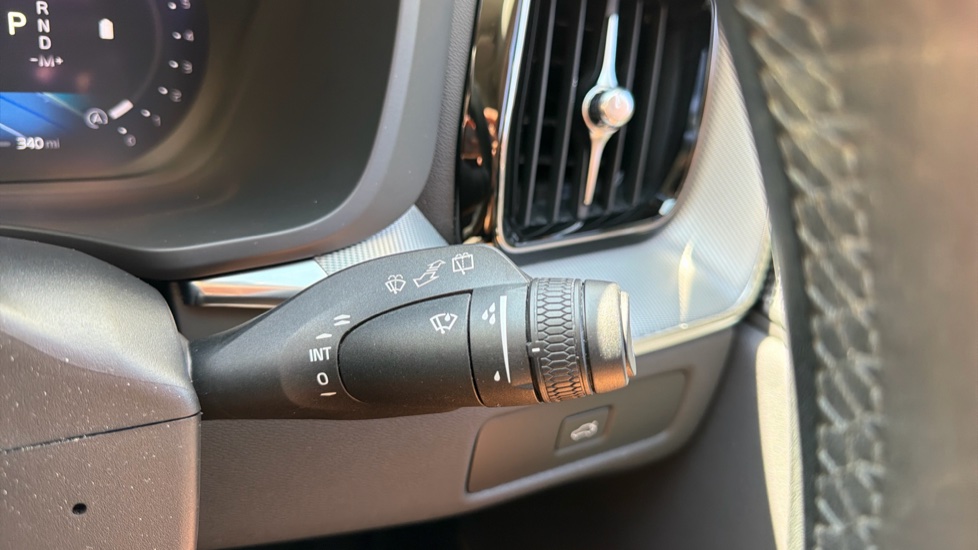 Volvo XC60 2.0 B4P Plus Dark 5dr Geartronic Petrol Estate - Image 19