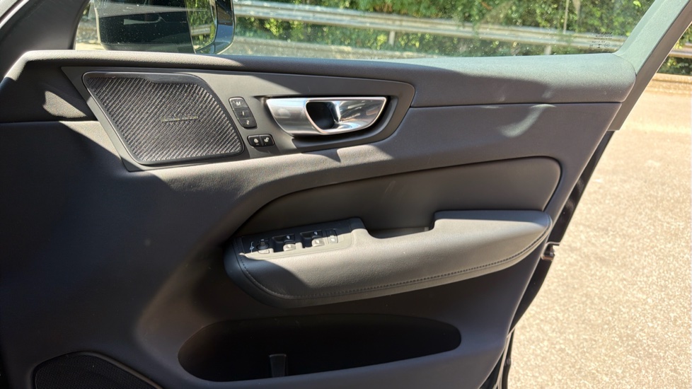 Volvo XC60 2.0 B4P Plus Dark 5dr Geartronic Petrol Estate - Image 28