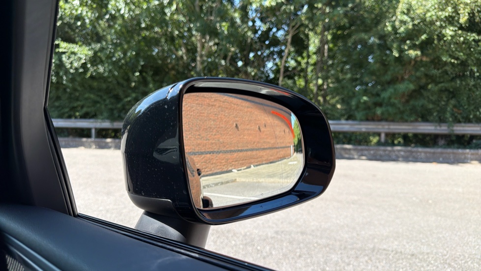 Volvo XC60 2.0 B4P Plus Dark 5dr Geartronic Petrol Estate - Image 31